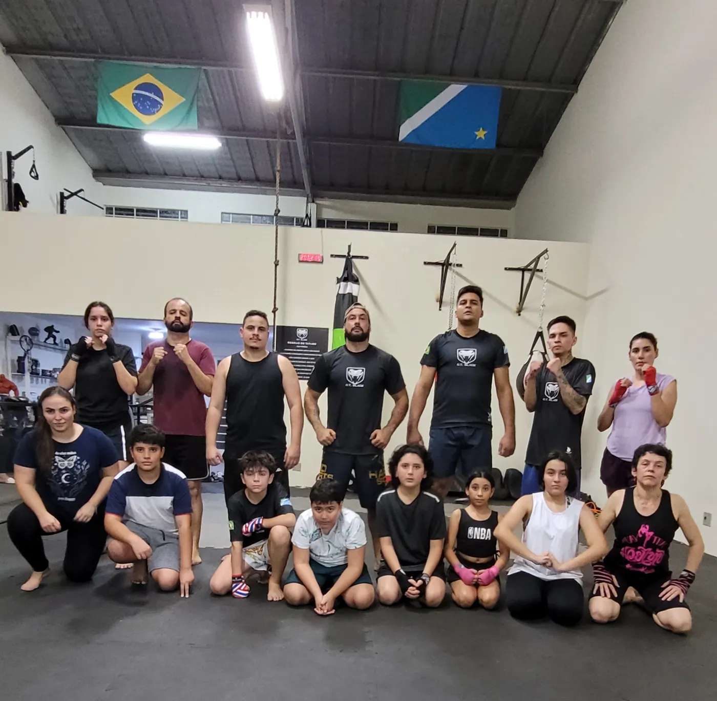 Alunos e alunas do CT Black Viper reunidos no tatame após o treino