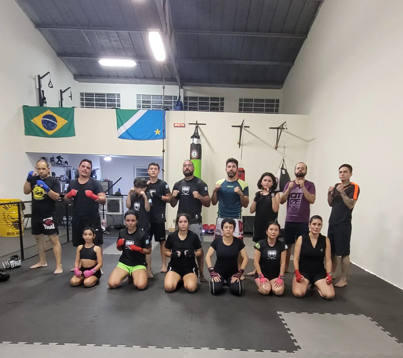 Alunos e alunas da turma de Muay Thai reunidos no tatame do CT Black Viper